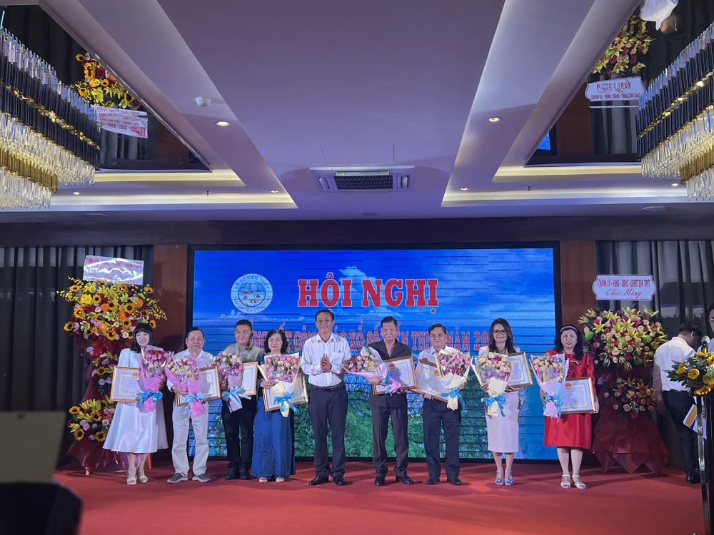 Các đại lý nhận bằng khen của UBND tỉnh BR-VT do có nhiều thành tích đóng góp cho sự nghiệp "Ích nước - Lợi nhà" img-5165-944.jpeg