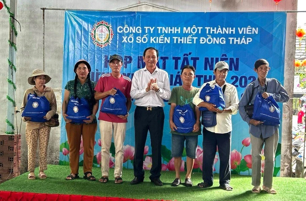 Ông Lưu Hoàng Tân, Chủ tịch Công ty XSKT Đồng Tháp trao quà cho bà con bán vé số lẻ img-5417-9946.jpg
