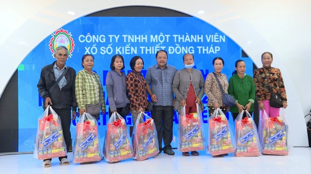 Ông Ngô Thanh Trí, Phó Giám đốc Công ty XSKT Đồng Tháp trao quà cho bà con bán vé số dạo img-5418-4601.jpg