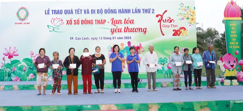 ba-dang-thi-ngoc-hien-nguoi-thu-bay-tu-trai-qua-giam-doc-cong-ty-xskt-dong-thap-trao-qua-cho-ba-con-ban-ve-so-le-1761.jpg