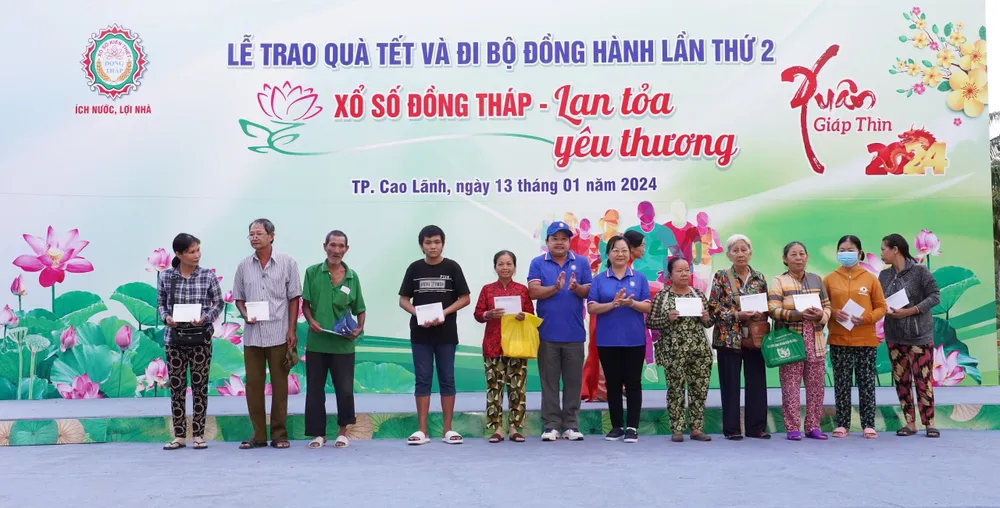 ong-ngo-thanh-tri-pho-giam-doc-cong-ty-xskt-dong-thap-trao-qua-cho-ba-con-ban-ve-so-le-1510.jpg