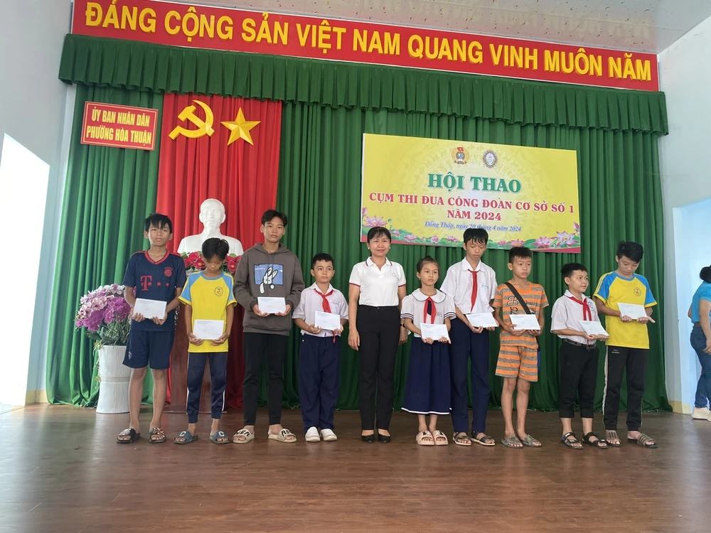 Bà Đặng Thị Ngọc Hiền, Giám đốc Công ty TNHH MTV XSKT Đồng Tháp (người thứ năm từ trái sang) trao học bổng cho các em Anh kem Cty XSKT Dong Thap chi Hien.jpg