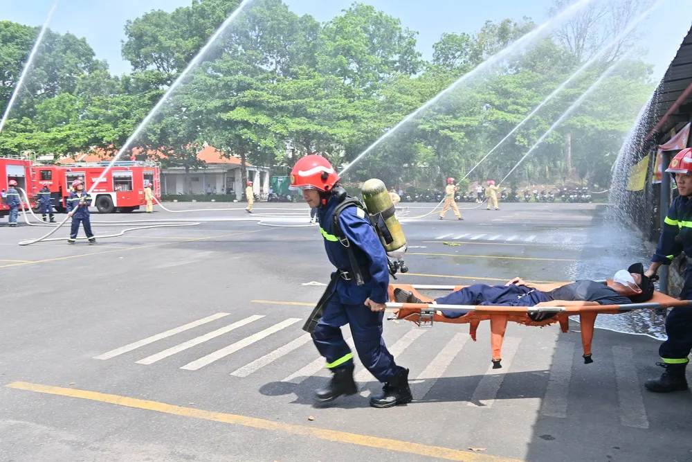 Lực lượng y tế cấp cứu người bị nạn Lực lượng PCCC chuyên nghiệp đưa người bị nạn ra khỏi đám cháy.JPG