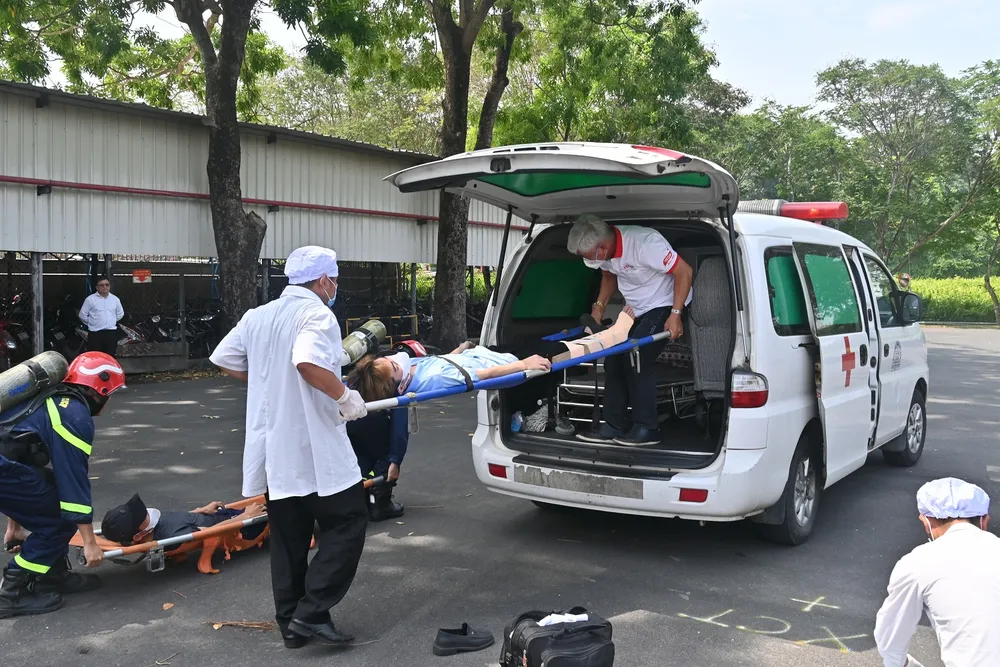 Lực lương y tế cấp cứu người bị nạn.JPG