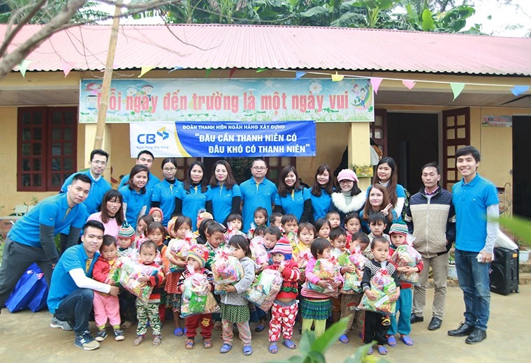 Thông điệp yêu thương “áo ấm cho em” là chương trình do Đoàn Thanh niên CB tổ chức với mong muốn tiếp thêm hơi ấm tới các em nhỏ vùng cao có hoàn cảnh khó khăn Hình 4.jpg