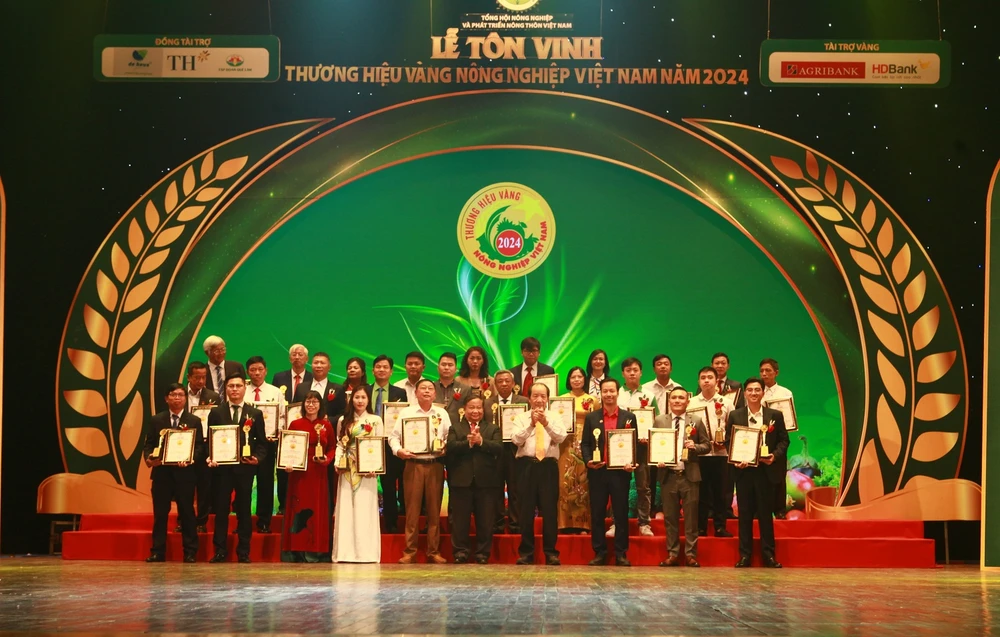 Lãnh đạo Tổng hội Nông nghiệp và Phát triển nông thôn Việt Nam, Hội Nông dân Việt Nam cùng các doanh nghiệp tại buổi lễ vinh danh Lãnh đạo Tổng hội Nông nghiệp và Phát triển nông thôn Việt Nam, Hội Nông dân Việt Nam chụp ảnh cùng các doanh nghiệp tại lễ tôn vinh.jpg