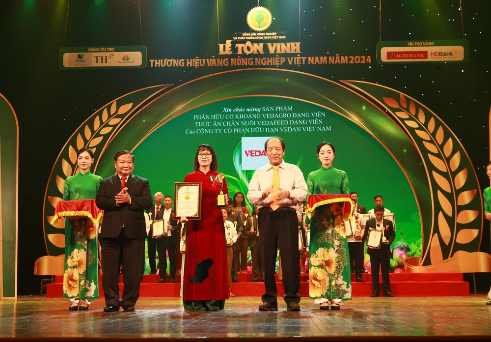 Phó Giám đốc Công ty Vedan Hà Thị Hòa Bình nhận chứng nhận “Thương hiệu vàng nông nghiệp Việt Nam 2024” Phó giám đốc Hà Thị Hòa Bình, Đại diện Vedan Việt Nam nhận chứng nhận “Thương hiệu vàng nông nghiệp Việt Nam”.jpg