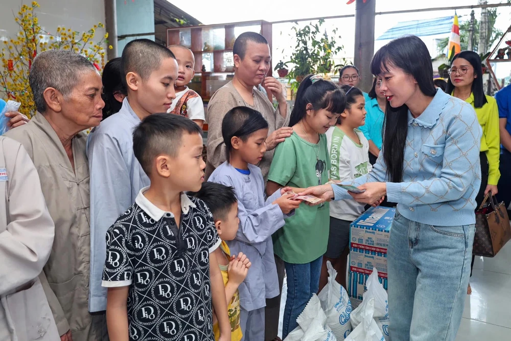 Công ty Cổ phần Nước giải khát Yến sào Khánh Hòa đẩy mạnh các hoạt động an sinh xã hội nhân dịp Tết Ất Tỵ 2025