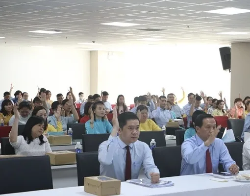 Biểu quyết thông qua Nghị quyết Hội nghị Người lao động năm 2025 IMG_0553.jpg