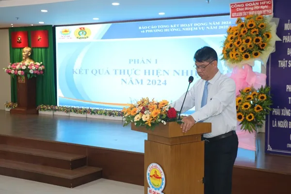 Đồng chí Nguyễn Quốc Chiến, Phó Bí thư Đảng ủy, Chủ tịch Hội đồng thành viên Công ty báo cáo kết quả thực hiện nhiệm vụ năm 2024 xskt tphcM2.jpg