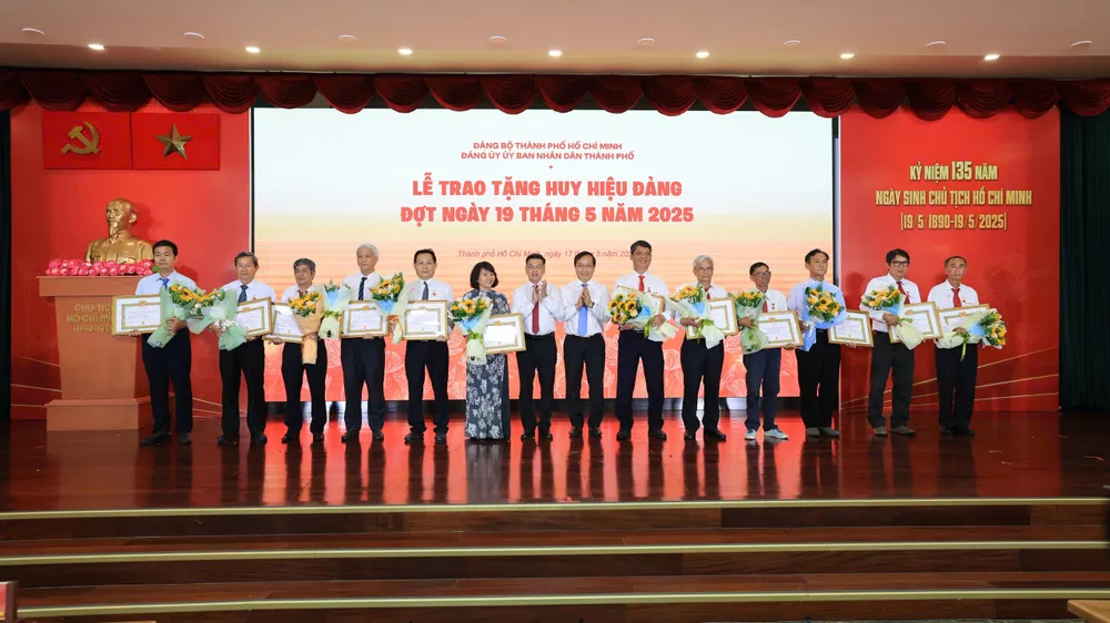 Đồng chí Nguyễn Quốc Chiến, Chủ tịch HĐTV Công ty XSKT TPHCM (thứ sáu từ phải sang) vinh dự nhận Huy hiệu 30 năm tuổi Đảng IMG_1248.JPG