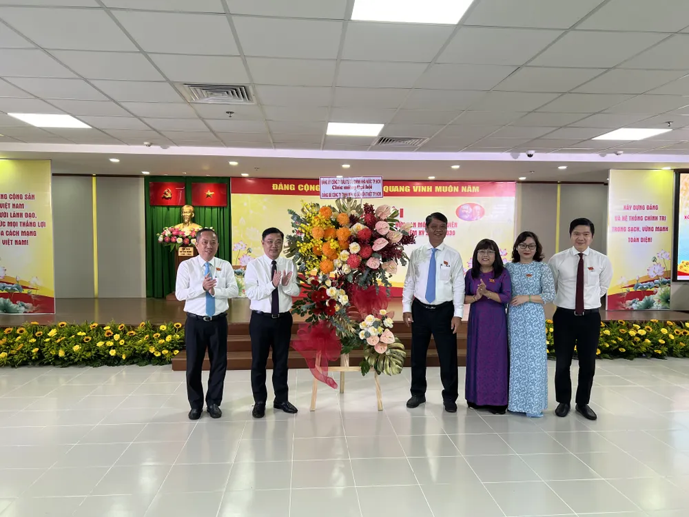 Ban Chấp hành Đảng bộ công ty nhiệm kỳ 2020-2024 nhận lẵng hoa chúc của Lãnh đạo Đảng ủy HFIC IMG_1379.jpeg