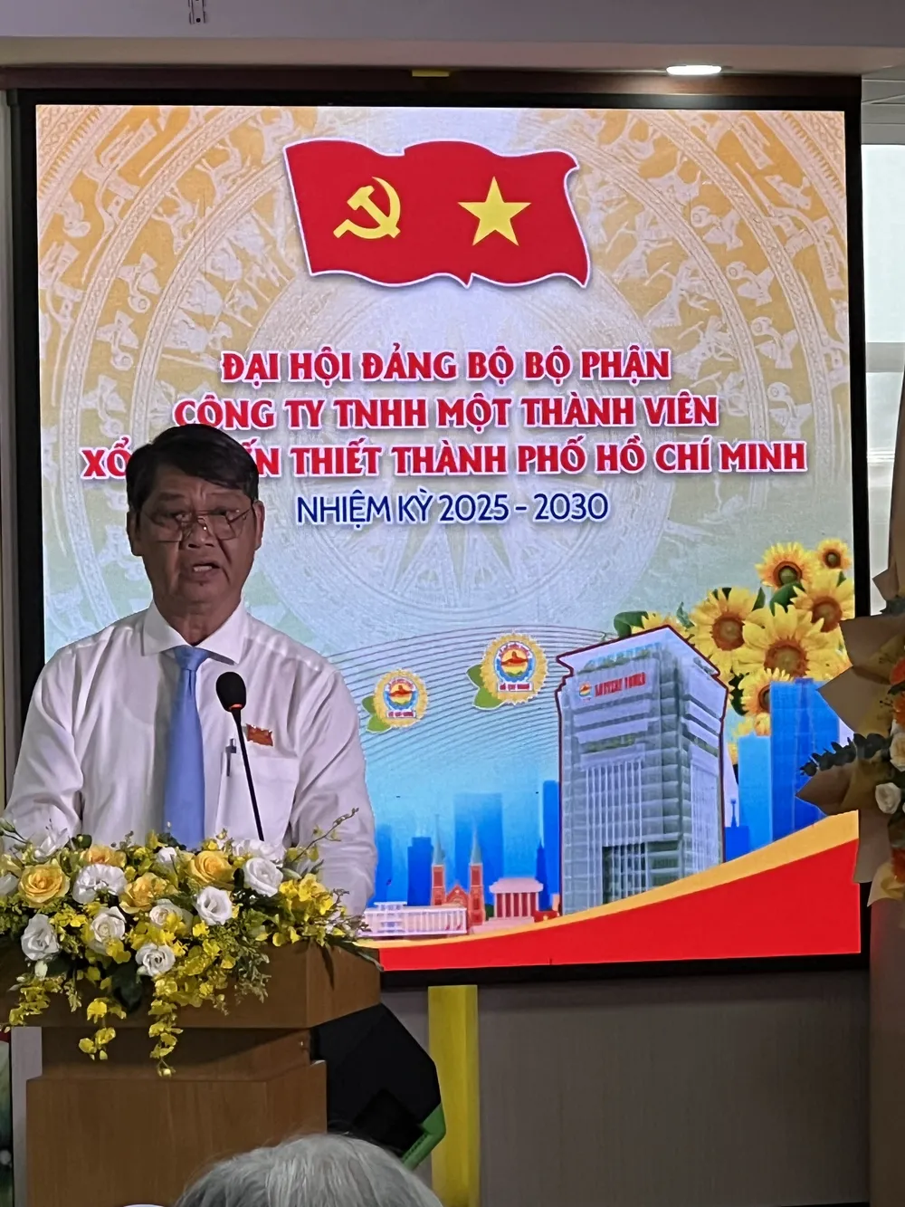 Đồng chí Nguyễn Quốc Chiến, Phó Bí thư Đảng bộ, Chủ tịch Hội đồng thành viên công ty, đọc diễn văn khai mạc Đại hội IMG_1384.jpeg