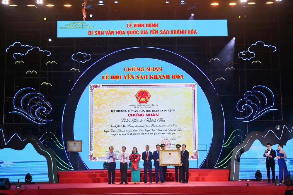 Lãnh đạo tỉnh Khánh Hòa cùng đại diện Hội đồng Di sản văn hóa Quốc gia trao bằng chứng nhận Lễ hội Yến sào Khánh Hòa trở thành Danh mục di sản Văn hóa phi vật thể quốc gia cho đại diện Công ty Yến Sào Khánh Hòa và cộng đồng IMG_1482.JPG