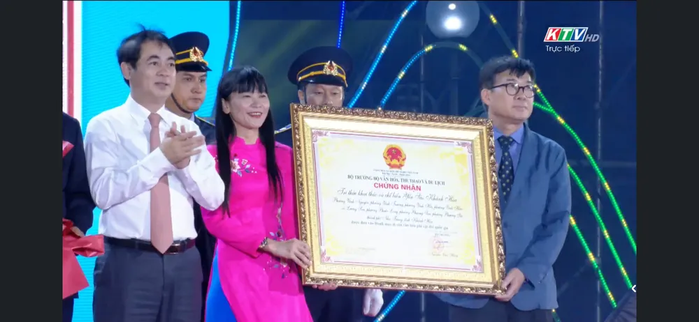 Ông Nghiêm Xuân Thành, Ủy viên Trung ương Đảng, Bí thư Tỉnh ủy Khánh Hòa (trái) và đại diện Hội đồng Di sản văn hóa Quốc gia trao bằng chứng nhận Tri thức khai thác, chế biến Yến sào trở thành Danh mục di sản Văn hóa phi vật thể Quốc gia cho đại diện Công ty Yến Sào Khánh Hòa ok.PNG
