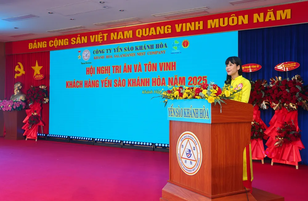Bà Trịnh Thị Hồng Vân, Chủ tịch HĐTV Công ty Yến sào Khánh Hòa phát biểu khai mạc hội nghị ok.jpg
