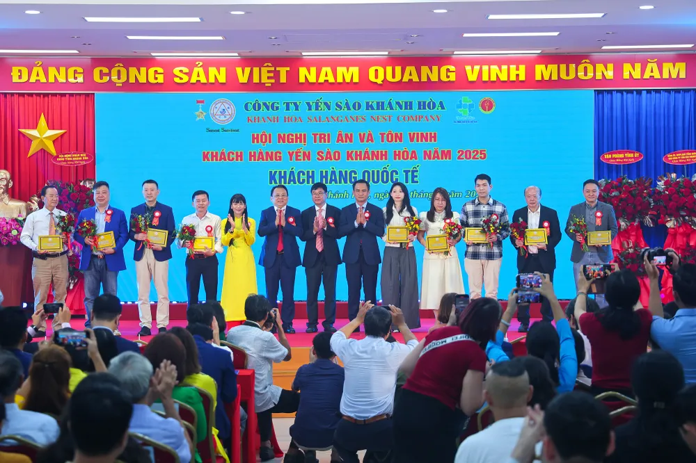 Công ty trao các phần thưởng thể hiện sự tri ân sâu sắc đến những đóng góp của các đại lý, nhà phân phối, khách hàng OK3.jpg