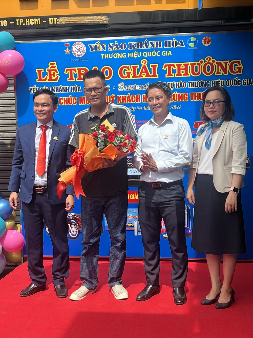 Sáng 24-6-2025, Công ty Yến sào Khánh Hòa trao tặng cho Anh Phạm Tuân đã may mắn trúng Giải bảy là chiếc Tivi 4K 65inch KD-65X77L trong chương trình "Tri Ân Khách Hàng - Quà Sang Ngập Tràn” IMG_1823.jpeg