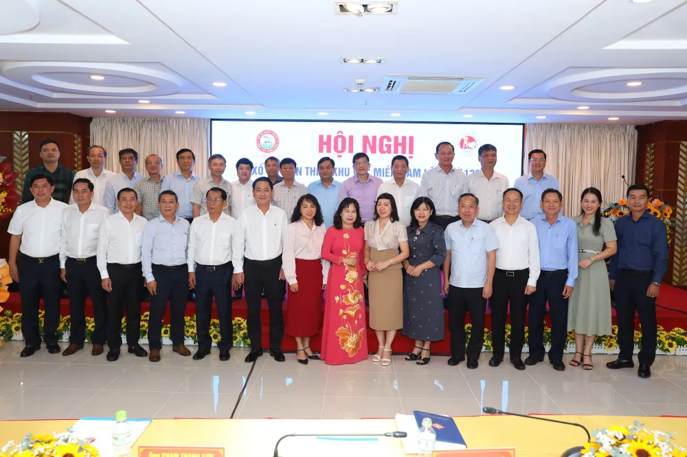 Các lãnh đạo Công ty XSKT Khu vực Miền Nam chụp hình lưu niệm tại hội nghị Các lãnh đạo Công ty XSKT Khu vực Miền Nam chụp hình lưu niệm tại Hội nghị.JPG