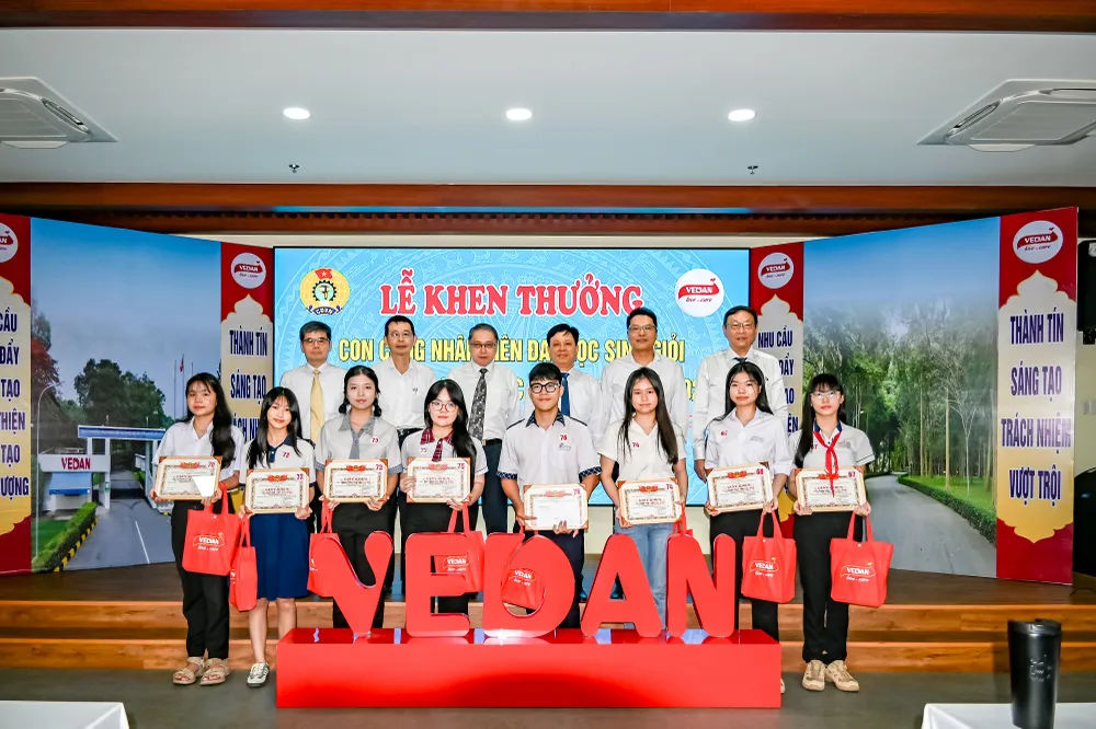 BGĐ Vedan cùng trao học bổng và phần thưởng cho con em cán bộ công nhân viên BGĐ Vedan cùng trao học bổng và phần thưởng cho con em cán bộ công nhân viên.jpg