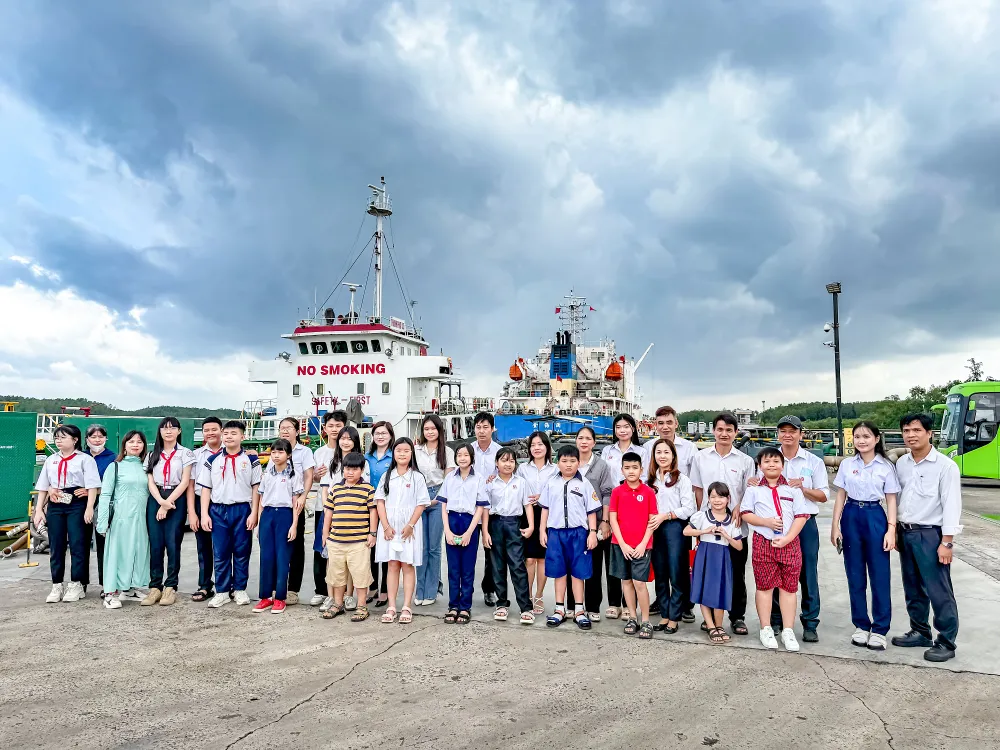 Các cháu cùng bố mẹ tham quan nhà máy Vedan Các cháu cùng bố mẹ tham quan nhà máy Vedan.jpg