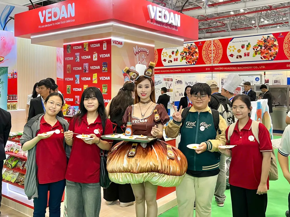 Khách tham quan hào hứng dùng thử các món ăn được chế biến từ xốt nấm mới của Vedan ngay tại gian hàng PR 3.jpg