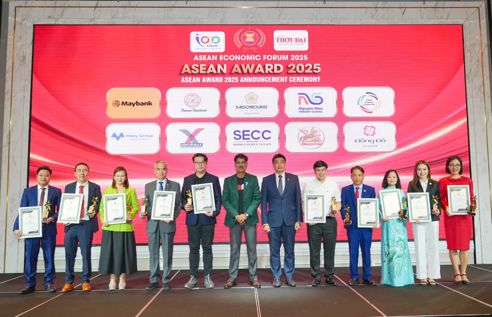 Đại diện Công ty TNHH Nhà nước MTV Yến sào Khánh Hòa (thứ 9 từ trái sang) nhận giải thưởng HUN00728-13 (1).jpg
