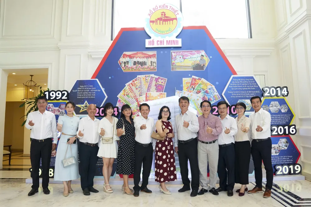 Lãnh đạo và CB-CNV Công ty chụp hình lưu niệm trước khi khai mạc hội nghị IMG_2841.JPG