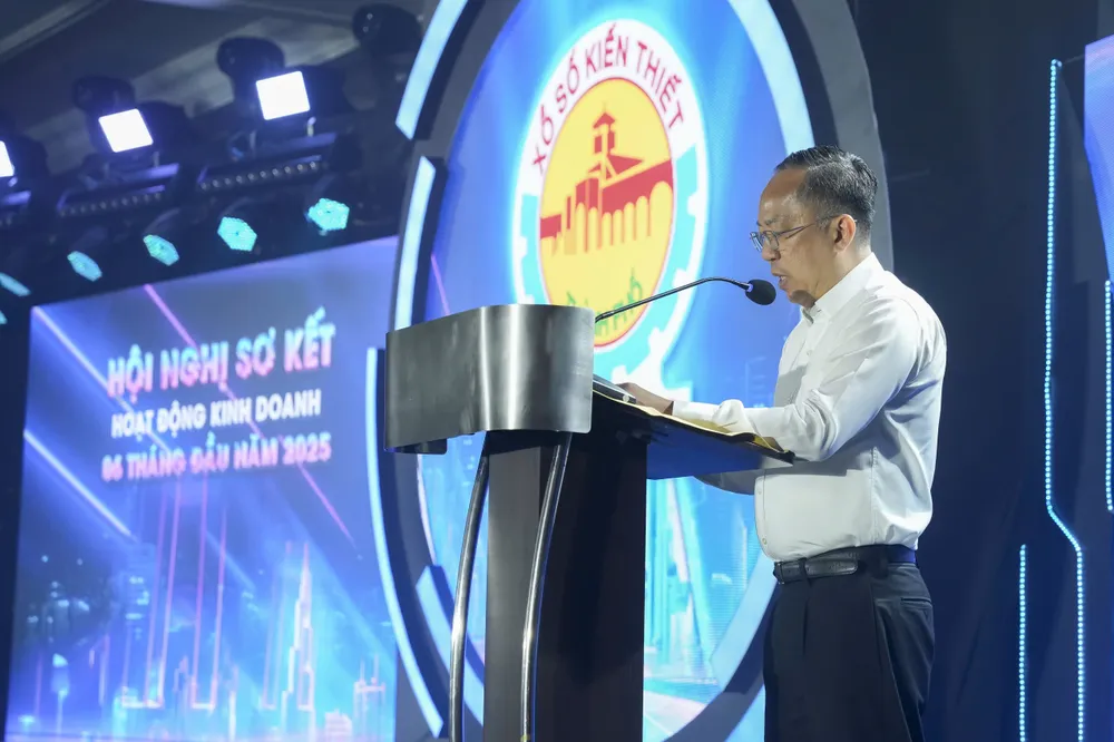 Ông Trương Vĩnh Tùng, Tổng Giám đốc Công ty XSKT Thành phố Hồ Chí Minh phát biểu tại hội nghị, trình bày báo cáo về tình hình hoạt động 6 tháng đầu năm 2025 IMG_2846.JPG