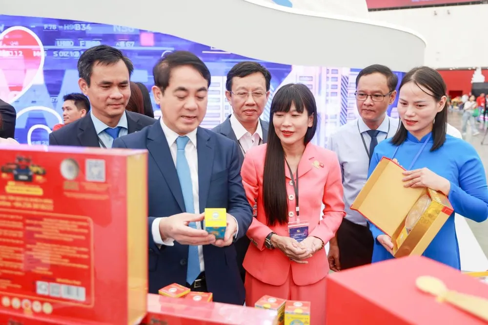Ông Nghiêm Xuân Thành - Bí thư Tỉnh ủy Khánh Hòa và Bà Trịnh Thị Hồng Vân - Chủ tịch HĐTV Công ty YSKH đang xem gian hàng YSKH trưng bày tại triển lãm IMG_3060.jpeg