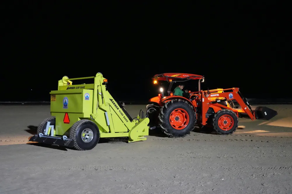 Das von der VESCO Company investierte Fahrzeug zum Sandsieben, Mülltrennen und Strandreinigen ist seit dem Abend des 31. August offiziell im Gebiet Bai Sau im Einsatz. IMG_3105.JPG