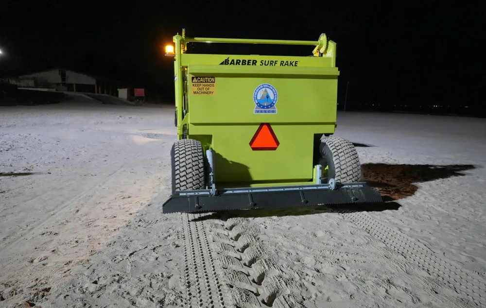 Der Strand ist sauber, wenn die Fahrzeuge zum Sandsieben und Mülltrennen vorbeifahren. IMG_3107.JPG