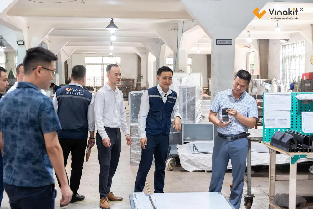 Tiến sĩ Nguyễn Ngọc Kiên, Giảng viên ĐH Bách Khoa Hà Nội cùng đoàn chuyên gia Vinakit 2.jpeg