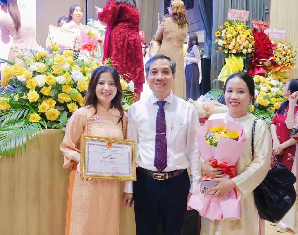Đại diện Trung tâm Anh ngữ Hanex được Sở GD-ĐT TPHCM vinh danh. IMG_0158.jpeg