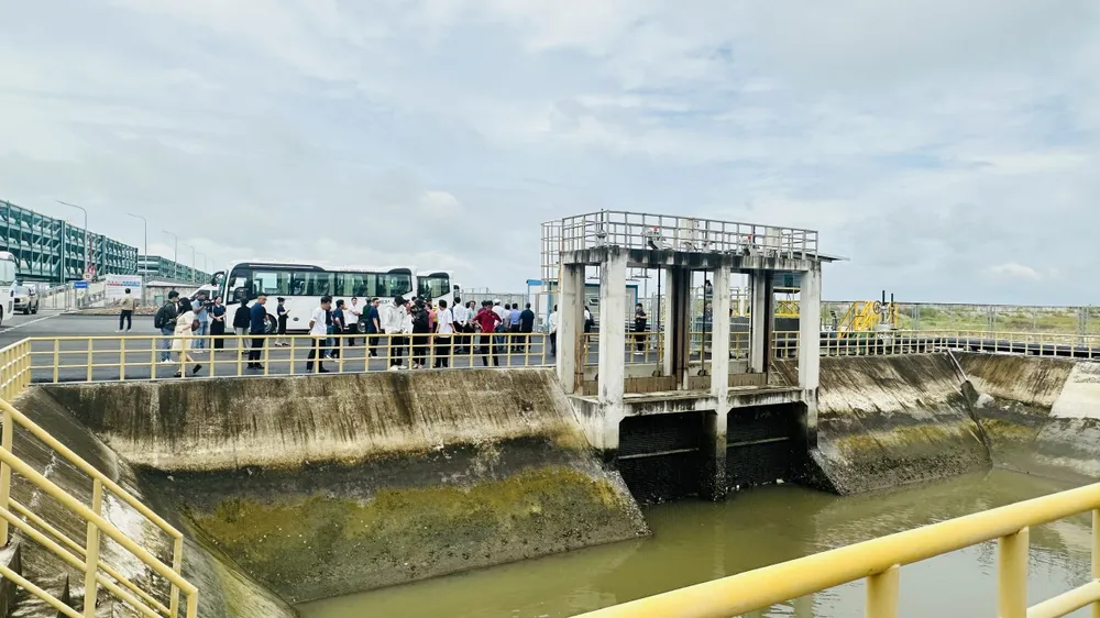 Các khách mời đi tham quan thực địa LSP - tham quan nha may - anh 1.jpg