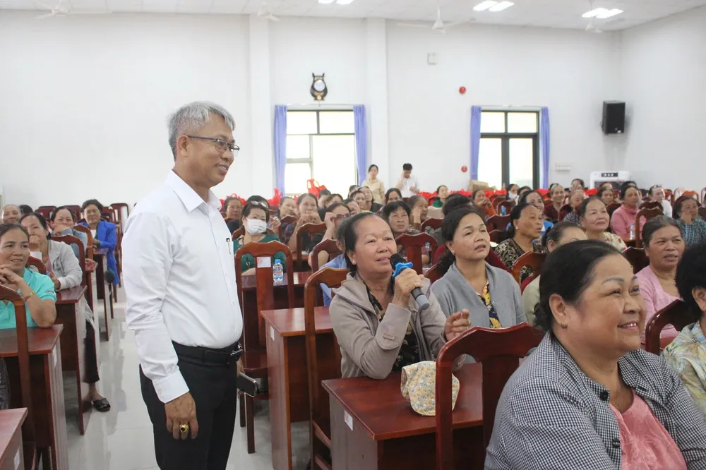 Phụ nữ xã Thống nhất sôi nổi tham gia chia sẻ kinh nghiệm và kiến thức về lựa chọn sản phẩm gia vị khi nấu ăn Phụ nữ xã Thống nhất sôi nổi tham gia chia sẻ kinh nghiệm và kiến thức về lựa chọn sản phẩm gia vị khi nấu ăn.jpg