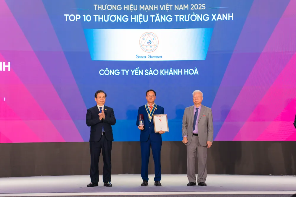 Ông Nguyễn Khoa Bảo - Phó Tổng Giám đốc Công ty Yến sào Khánh Hòa nhận Kỷ niệm chương và giấy chứng nhận nhận Top 10 Thương hiệu Tăng trưởng Xanh 2025. Anh Bảo nhận Thương hiệu mạnh Việt Nam 2025.jpg