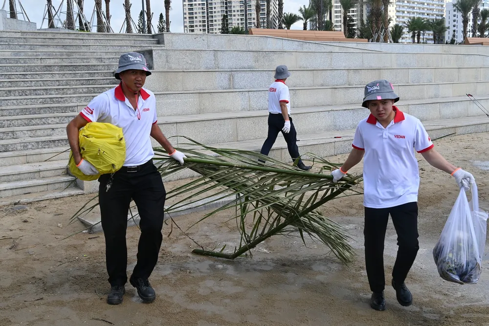 Dọn rác ngoài bãi biển, trả lại môi trường xanh - sạch- đẹp cho bãi biển Vũng Tàu.JPG