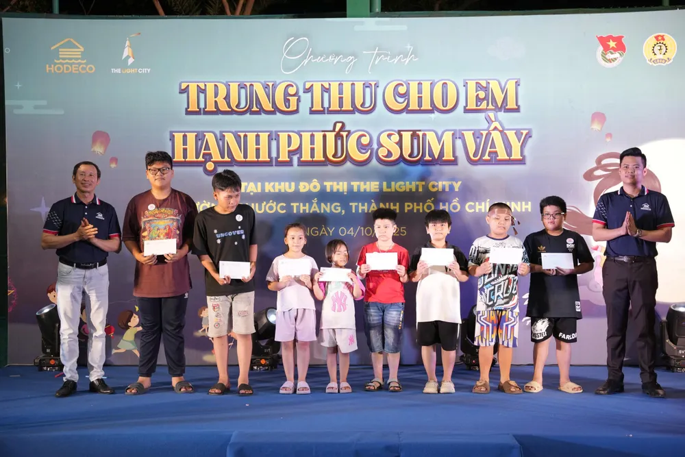 Đại diện Công đoàn và Đoàn Thanh niên Công ty HODECO trao quà cho các em có hoàn cảnh khó khăn trên địa bàn phường Phước Thắng (TPHCM) hodeco - trung thu 1.jpg
