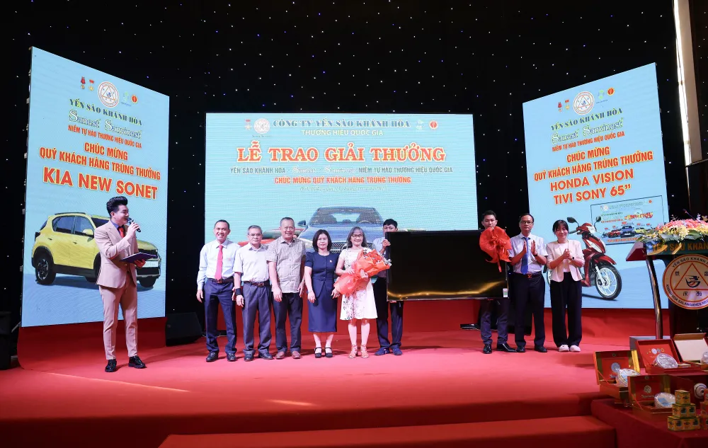 Trao giải thưởng Tivi cho khách hàng may mắn Tivi.jpg