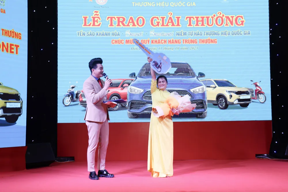 Trao giải thưởng xe máy cho khách hàng may mắn Xe amy.jpg