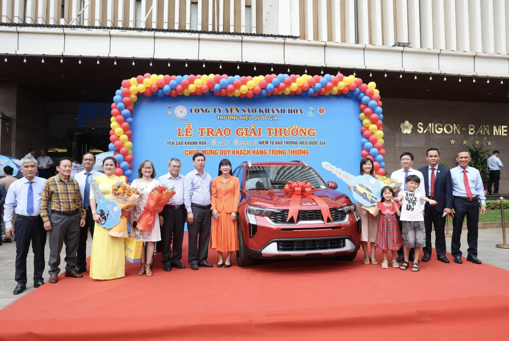 Lãnh đạo công ty Yến sào Khánh Hòa chụp hình lưu niệm với các khách hàng may mắn xe hi.jpg