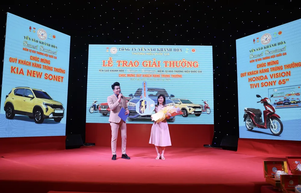 Trao giải thưởng xe hơi cho khách hàng may mắn xe hoi.jpg