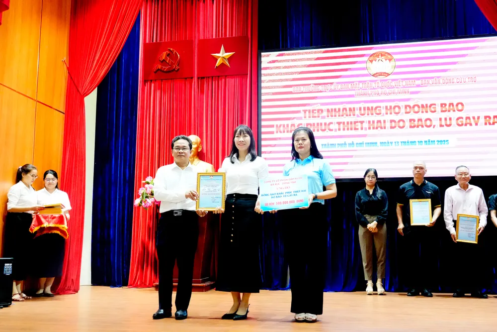 Ngày 13-10, thông qua UBMTTQ Việt Nam TPHCM, lãnh đạo BWACO trao 500 triệu đồng ủng hộ các tỉnh bị ảnh hưởng bởi bão, lũ. IMG_0207.jpeg