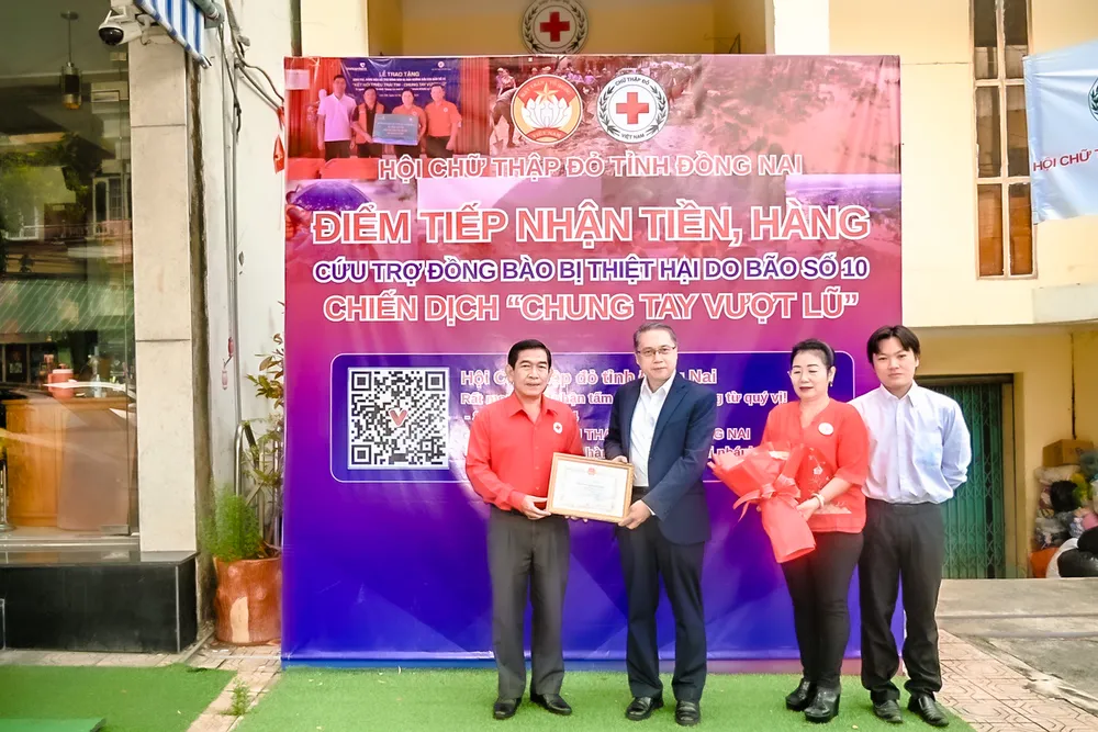 Chủ tịch Hội Chữ thập đỏ tỉnh Đồng Nai Nguyễn Tấn Hưng trao bằng tri ân đến lãnh đạo Công ty cổ phần hữu hạn Vedan Việt Nam vì đã tham gia hỗ trợ đồng bào khắc phục hậu quả do thiên tai CHTCHH~1.JPG
