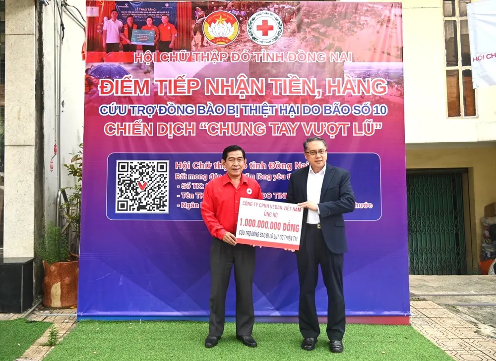 Tổng Giám đốc Vedan Việt Nam - Ông Ni Chih Hao (bên phải) đại diện Công ty Vedan trao 1 tỷ đồng cho hội Chữ Thập Đỏ tỉnh Đồng Nai Tổng giám đốc Vedan Việt Nam - Ông Ni Chih Hao đại diện công ty trao 1 tỷ đồng cho hội Chữ Thập Đỏ tỉnh Đồng Nai.jpeg