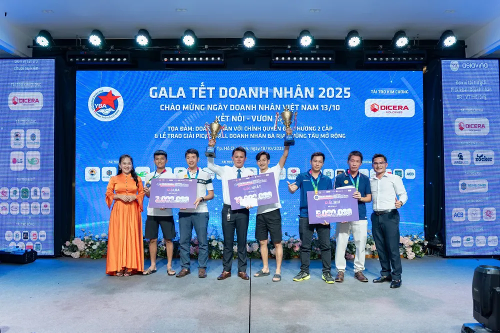 Ban tổ chức trao giải cho các cặp đôi ở nội dung thi đấu 4.6 giai pic 3.jpg