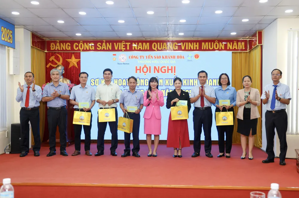 Ban Lãnh đạo Công ty YSKH khen thưởng cho các cá nhân, tập thể có kết quả hoạt động SXKD xuất sắc trong 9 tháng đầu năm 2025 IMG_9891-30.jpg