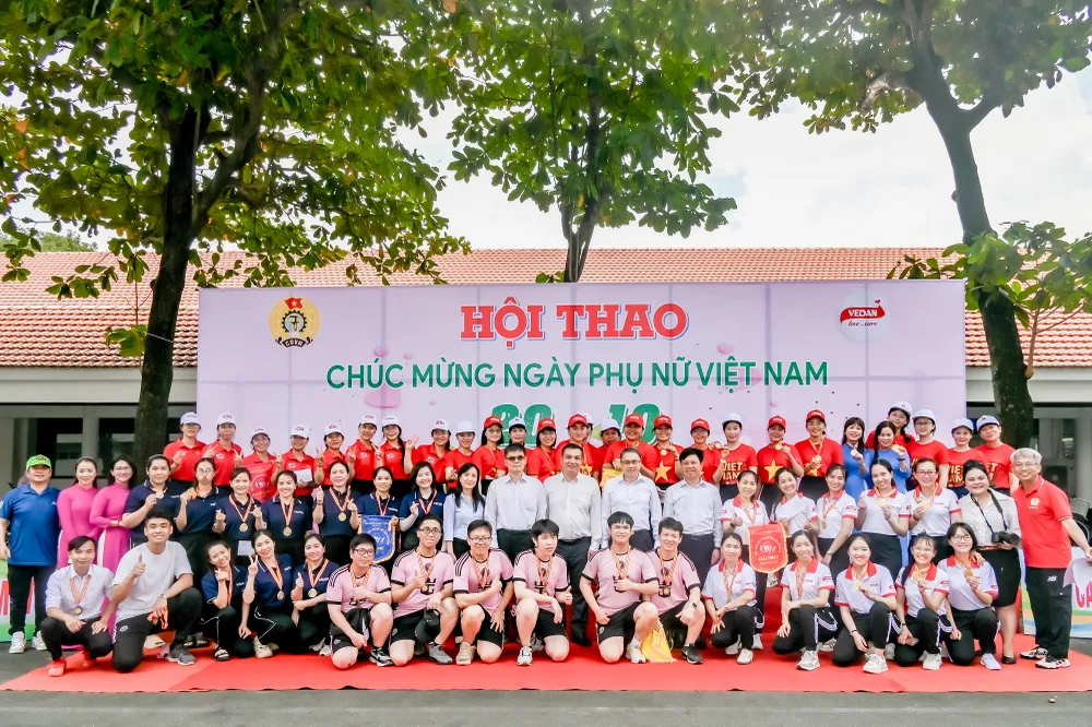 Các CB-NV tham dự Hội thao chụp hình lưu niệm với BLĐ Công ty Ban giám đốc và các đội đạt giải thi tại hội thi 20.10.jpg