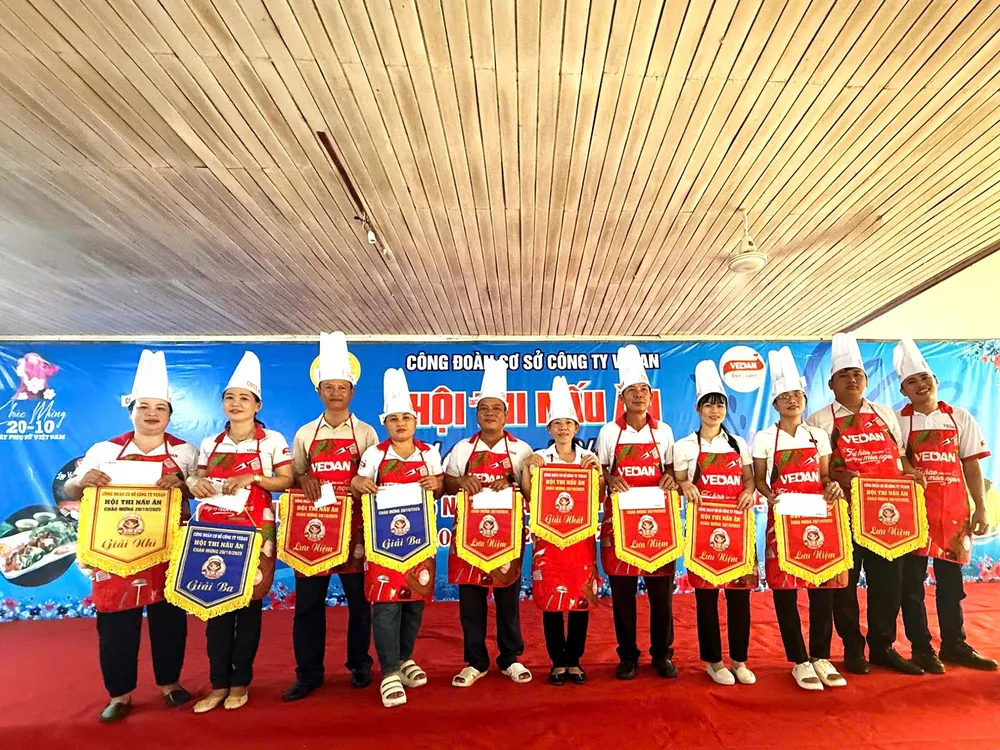 Các đội đoạt giải cao tại hội thi nấu ăn “Món ngon Vedan” chi nhánh Phước Long Các đội đoạt giải hội thi nấu ăn chi nhánh Vedan Phước Long.jpg